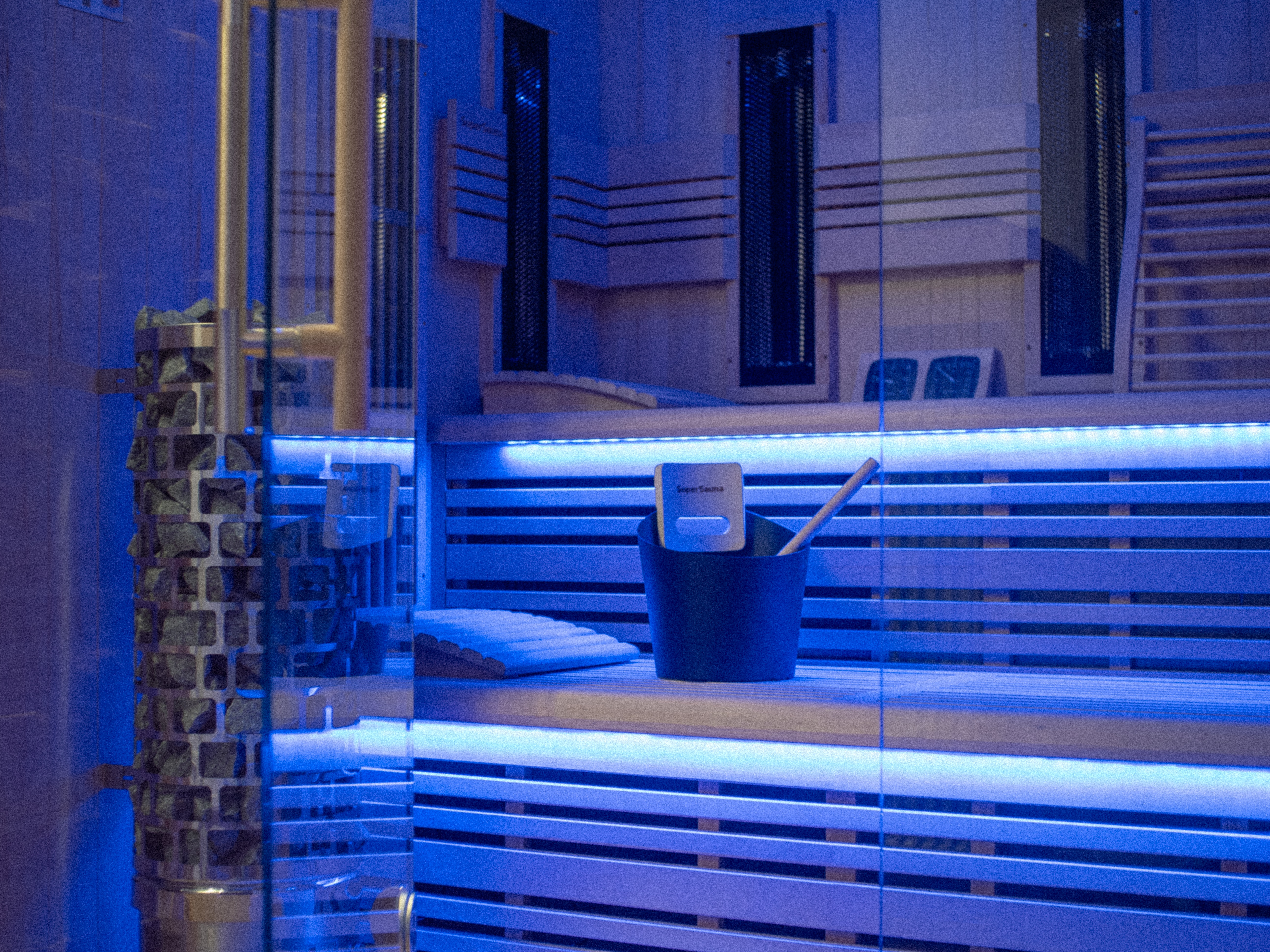 Sauna infrared w Studio Filtry z nastrojowym niebieskim podświetleniem